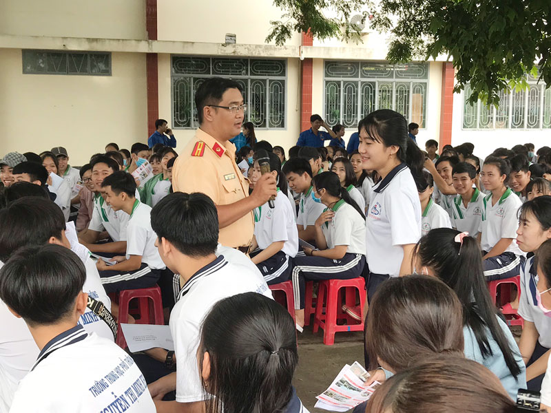 Đảm bảo an toàn giao thông cho thanh thiếu niên CSGT tuyên truyền pháp luật về giao thông cho học sinh trường Nguyễn Thị Minh Khai.