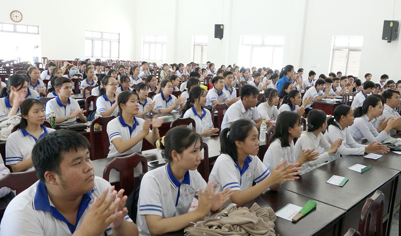 Các em học sinh tham gia chương trình.