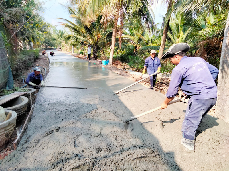 Người dân trong ấp tham gia xây dựng giao thông nông thôn