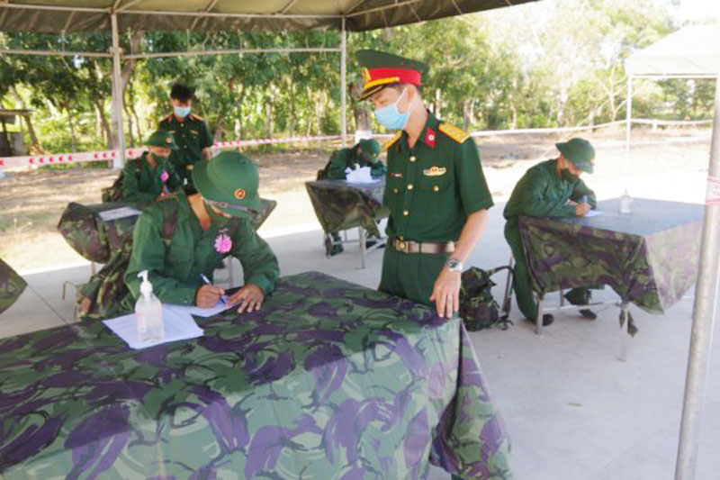 Làm tốt công tác chăm sóc sức khỏe, phòng bệnh, phòng dịch trong mùa huấn luyện Hướng dẫn tân binh khai báo y tế trước khi vào đơn vị. Ảnh: Đặng Thạch