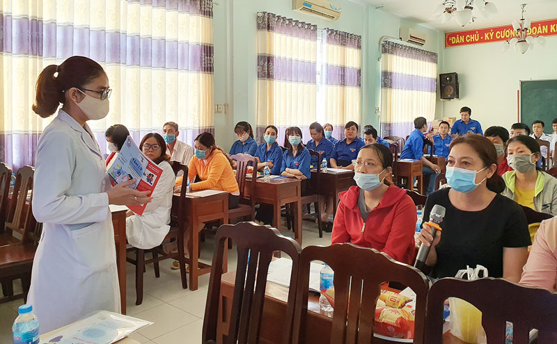 Truyền thông nâng cao nhận thức cộng đồng về tự kỷ ở trẻ em Đại biểu tham gia tư vấn tại buổi truyền thông.