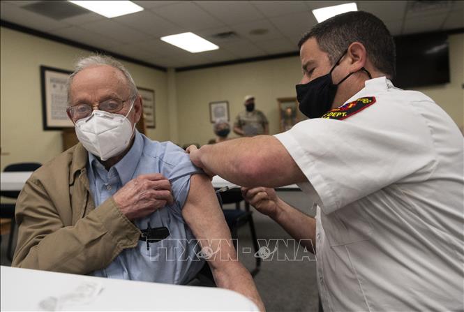 Tiêm vaccine ngừa COVID-19 cho người dân tại Lynchburg, bang Virginia, Mỹ ngày 12-3-2021. Ảnh: AFP/TTXVN