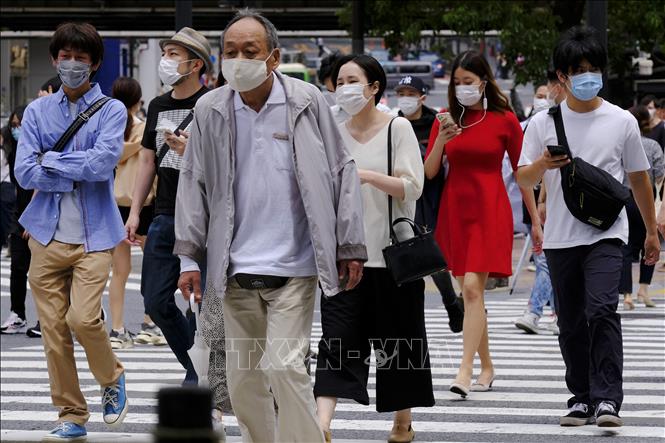 Người dân đeo khẩu trang phòng dịch COVID-19 ở Tokyo, Nhật Bản ngày 31-3-2020. Ảnh: AFP/TTXVN