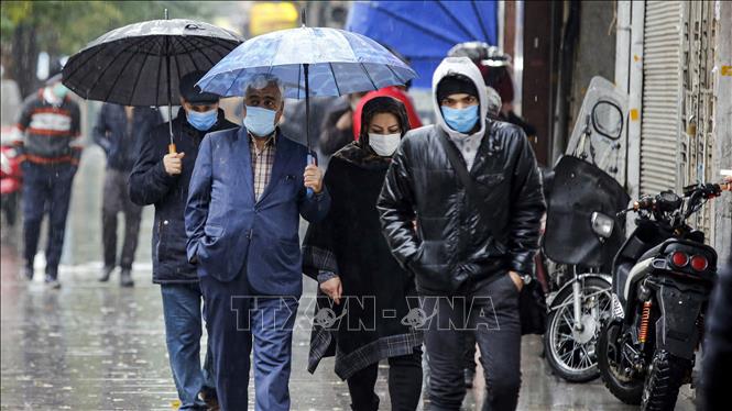 Người dân đeo khẩu trang phòng dịch COVID-19 tại Tehran, Iran ngày 21-11-2020. Ảnh: AFP/TTXVN