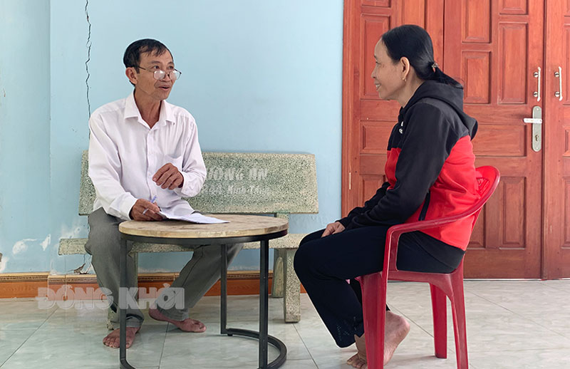 Bí thư chi bộ hết lòng vì bà con xóm ấp Ông Phan Văn Chiến hướng dẫn người dân thủ tục vay vốn hỗ trợ người nghèo.