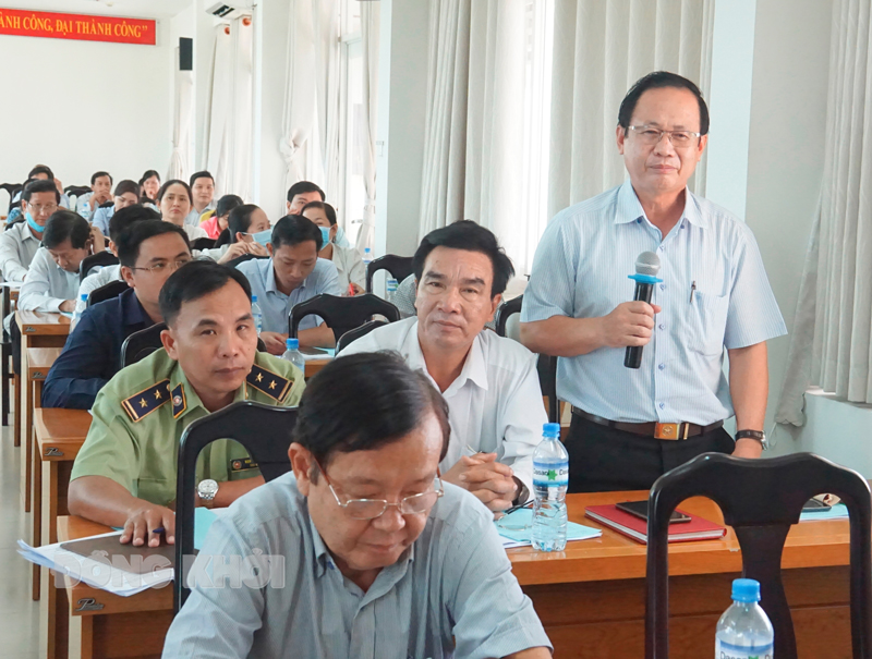 Đại biểu lãnh đạo huyện trao đổi một số nội dung về công tác quản lý an toàn thực phẩm.