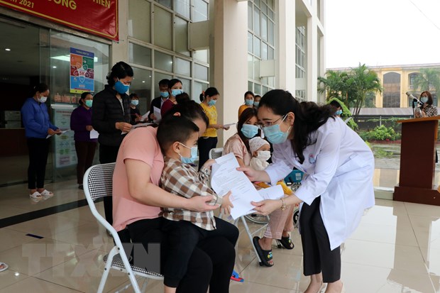 Sáng 8-4-2021: Việt Nam không ghi nhận ca mắc mới, điều trị khỏi 2.429 ca Trao quyết định ra viện cho các bệnh nhân COVID-19. Ảnh: Mạnh Tú/TTXVN