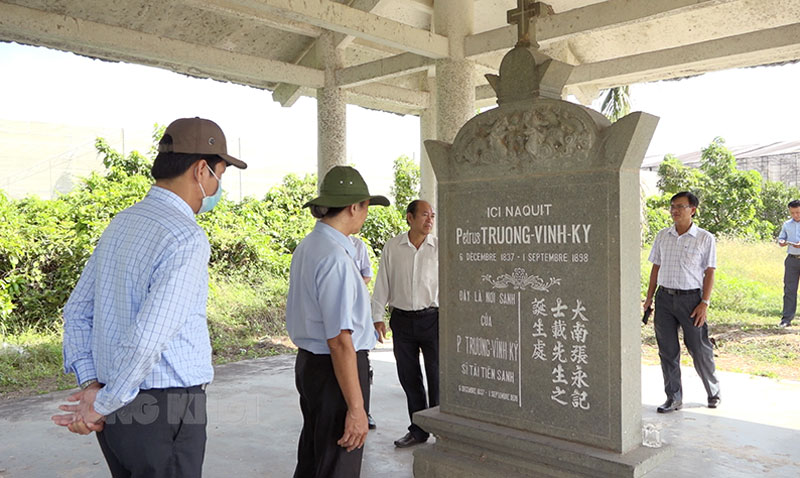 Đoàn khảo sát nhà bia Trương Vĩnh Ký trong khuôn viên Làng Văn hóa Du lịch Chợ Lách. Ảnh: Việt Cường