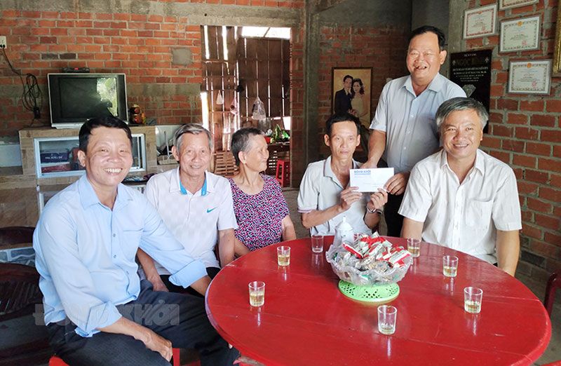 Trao tiền bạn đọc hỗ trợ hoàn cảnh khó khăn Bí thư Đảng ủy xã Bình Thành Đào Văn Hội trao tiền cho anh Nhân.