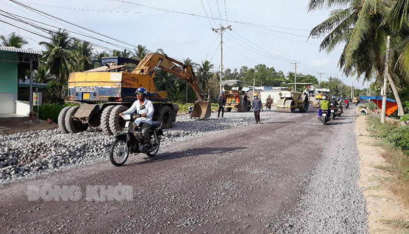 Thi công nâng cấp, mở rộng quốc lộ 57, đoạn Chợ Lách.