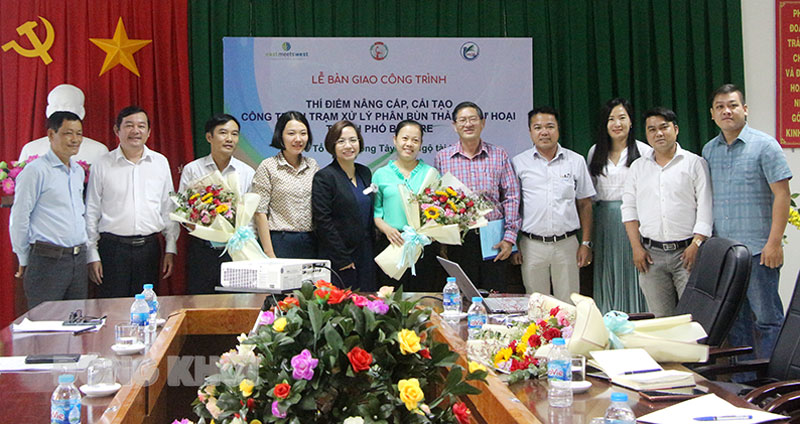Tổ chức Đông Tây Hội Ngộ chụp ảnh lưu niệm cùng các đơn vị. 
