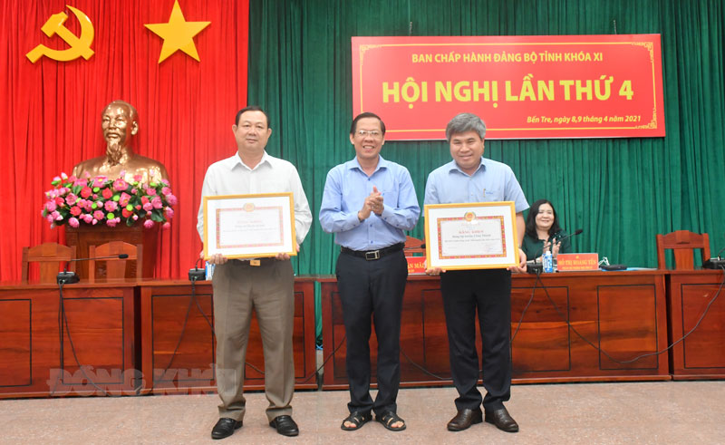 Trao Bằng khen cho hai đơn vị đạt trong sạch tiêu biểu năm 2020.