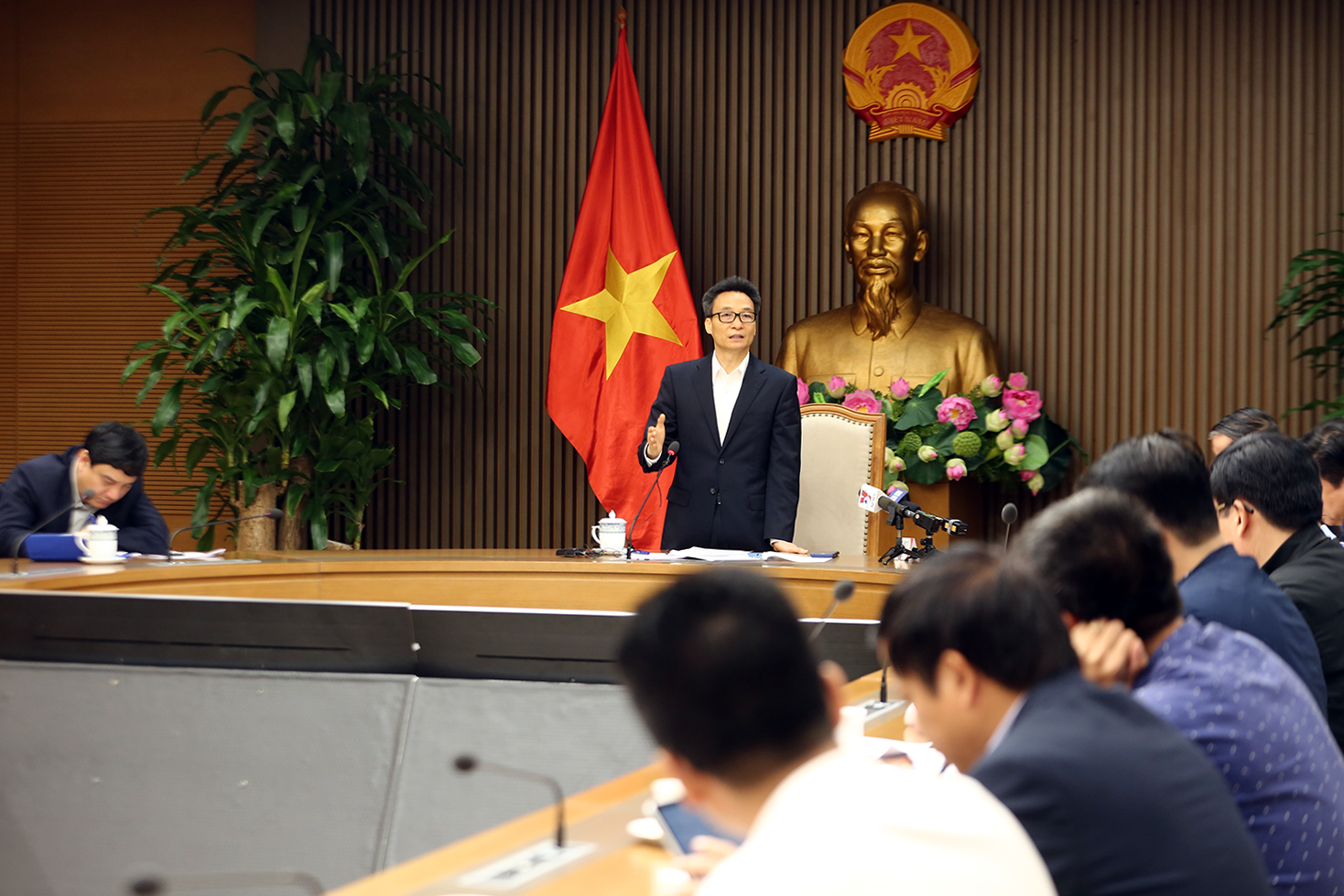 Tạo thuận lợi tối đa cho thí sinh thi tốt nghiệp THPT 2021 Cuộc họp về công tác chuẩn bị kỳ thi tốt nghiệp THPT năm 2021, sáng 9-4-2021. Ảnh: VGP/Đình Nam