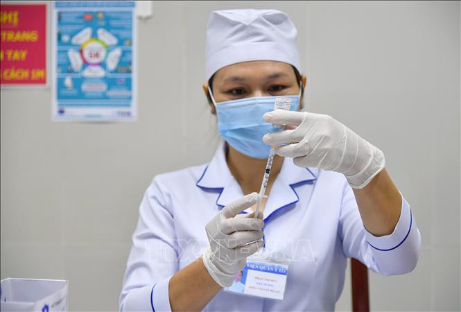 Chiều 10-4-2021, Việt Nam thêm 9 ca nhập cảnh mắc COVID-19 Triển khai tiêm vaccine COVID-19 cho các lực lượng tham gia chống dịch. Ảnh: TTXVN.