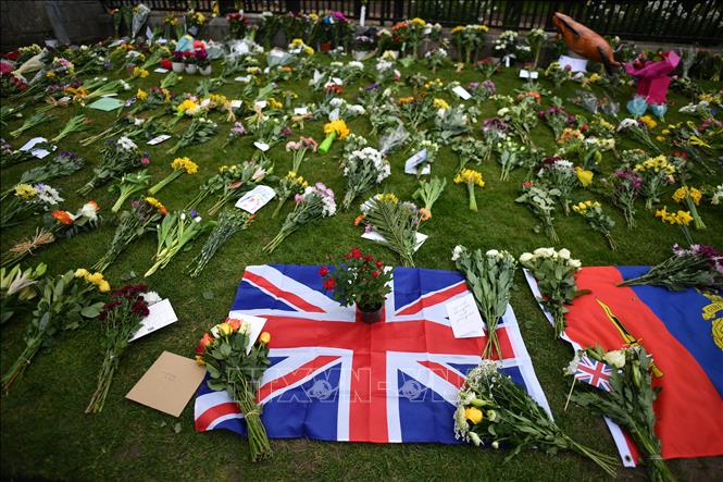 Đặt hoa bên ngoài Lâu đài Windsor để tưởng niệm Hoàng tế Philip ngày 9-4-2021. Ảnh: AFP/TTXVN