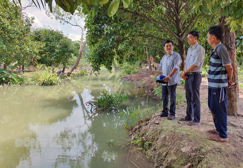 Điển hình tiêu biểu trong học tập và làm theo Bác Bí thư Chi bộ ấp Thanh Yên và công chức môi trường xã Tân Thiềng kiểm tra kênh trữ nước ngọt trên địa bàn ấp.