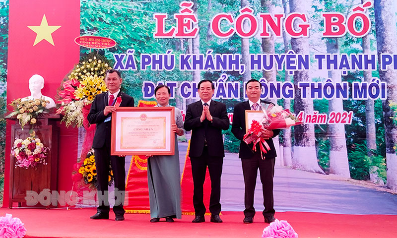 Phú Khánh đạt chuẩn xã nông thôn mới Chủ tịch UBND tỉnh Trần Ngọc Tam trao bằng công nhận nông thôn mới cho đại diện lãnh đạo xã Phú khánh.