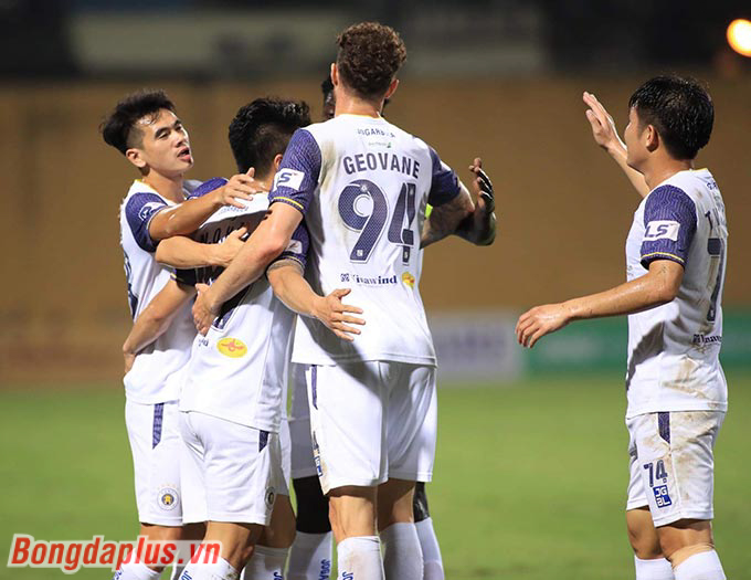 Quang Hải ghi dấu ấn trong 2 bàn thắng của Hà Nội FC trước Than Quảng Ninh