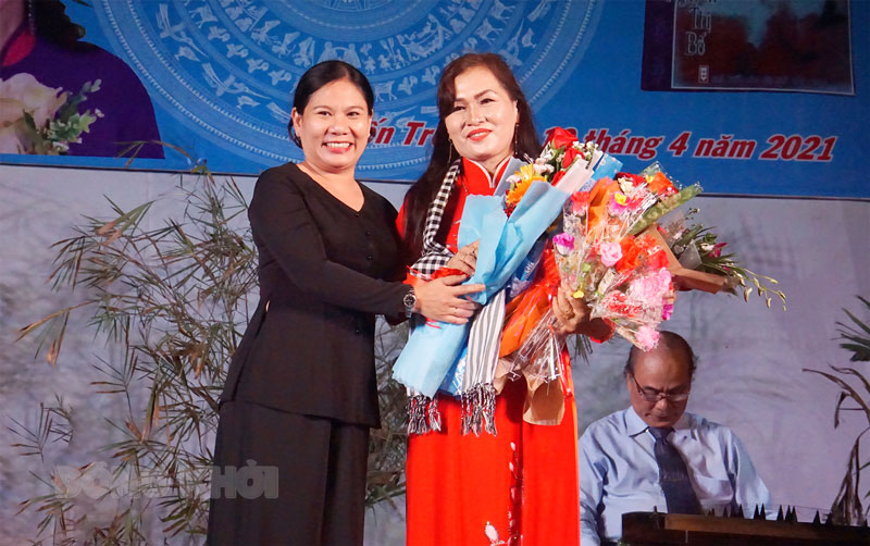 Nguyễn Thị Bế say mê sáng tác vọng cổ, bài bản tài tử và cải lương Phó giám đốc Sở Văn hóa, Thể thao và Du lịch Trần Thị Kiều Tôn tặng hoa cho tác giả Nguyễn Thị Bế.