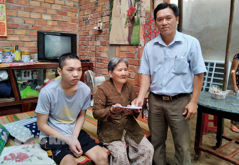Trao tiền bạn đọc hỗ trợ 4 hoàn cảnh khó khăn Phó chủ tịch UBND xã Thạnh Trị Lê Minh Vũ trao tiền hỗ trợ cho gia đình em Nguyễn Đăng Khoa. Ảnh: Đ. Chính