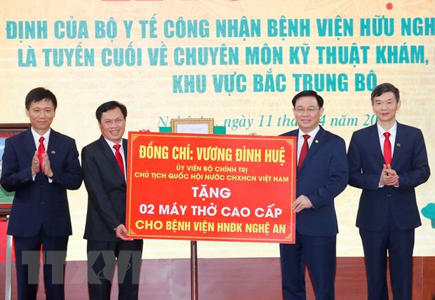 Chủ tịch Quốc hội Vương Đình Huệ tặng 2 máy thở cao cấp cho Bệnh viện Hữu nghị Đa khoa Nghệ An. Ảnh: Doãn Tấn/TTXVN