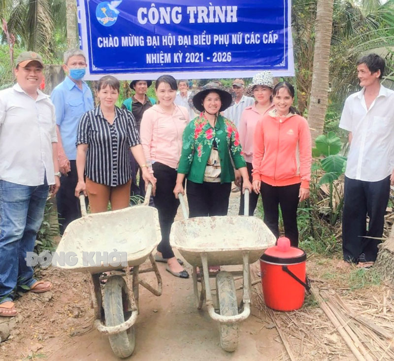 Phụ nữ xã Bình Thành khởi công công trình chào mừng đại hội đại biểu phụ nữ các cấp.