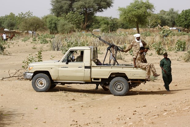 Lực lượng an ninh Sudan tuần tra tại El Geneina, bang Tây Darfur. Ảnh: AFP/TTXVN