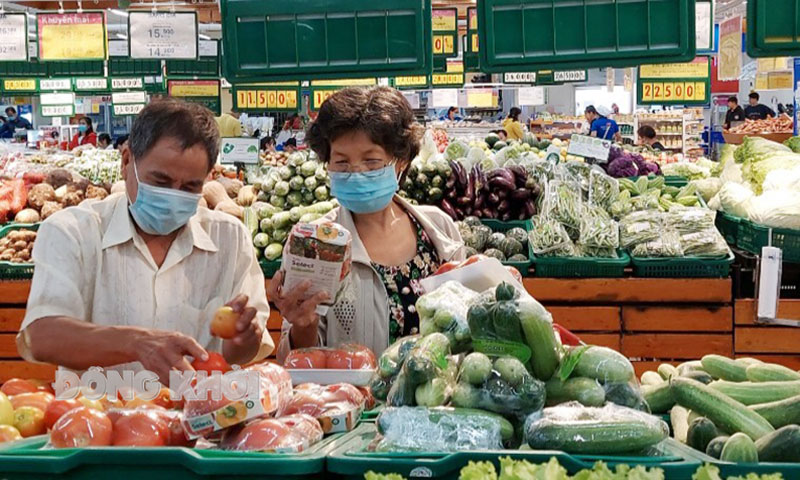 Cân bằng dinh dưỡng bữa ăn Người tiêu dùng lựa chọn rau, củ, quả tại siêu thị. Ảnh: Phan Hân