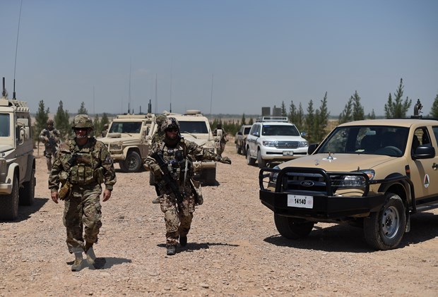 Binh sĩ NATO tuần tra tại Mazar-i-Sharif, Afghanistan, ngày 26-4-2016. Ảnh: AFP/TTXVN