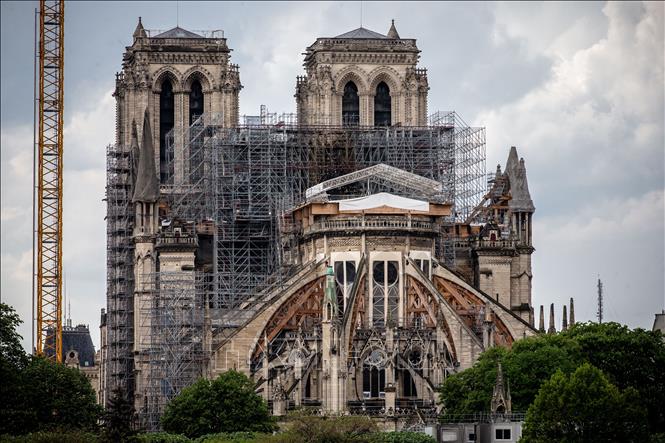 Tổng thống Pháp hoan nghênh nỗ lực phục dựng Nhà thờ Đức Bà Nhà thờ Đức Bà ở Paris, Pháp trong quá trình phục dựng sau hỏa hoạn. Ảnh: THX/TTXVN