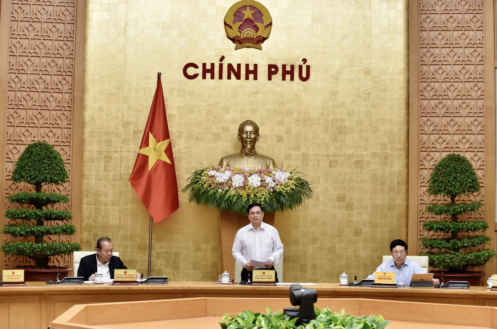 Thủ tướng Phạm Minh Chính chủ trì phiên họp Chính phủ ngày 15-4-2021. Ảnh: VGP/Nhật Bắc