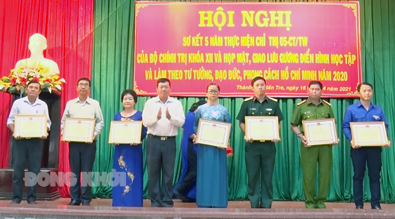 TP. Bến Tre sơ kết 5 năm thực hiện Chỉ thị số 05-CT/TW của Bộ Chính trị Trao giấy khen cho các tập thể.