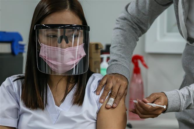 Thêm trên 10.800 người tử vong, Ấn Độ nguy cấp với kỷ lục buồn Tiêm vaccine phòng dịch COVID-19 cho người dân tại một trung tâm tiêm chủng ở thành phố Taguig, Philippines, ngày 16-4-2021/2021. Ảnh: THX/TTXVN