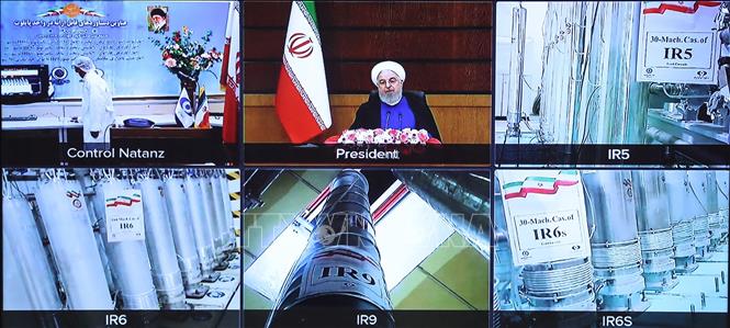 Các máy li tâm và thiết bị làm giàu urani bên trong cơ sở hạt nhân Natanz của Iran và Tổng thống Iran Hassan Rouhani (giữa, hàng trên) phát biểu nhân Ngày hạt nhân quốc gia ở Tehran (chụp tại hội nghị trực tuyến do Văn phòng Tổng thống Iran cung cấp ngày 10-4-2021). Ảnh: AFP/TTXVN