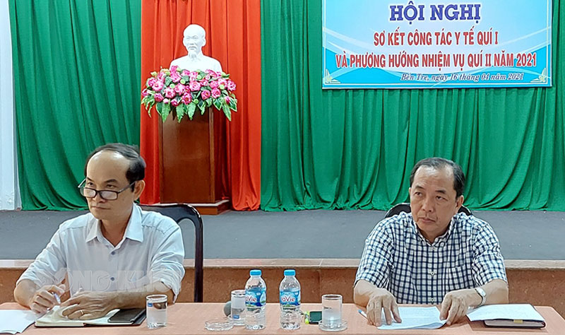 Triển khai công tác y tế quý II-2021 Phó giám đốc Sở Y tế Nguyễn Văn Oanh (bìa trái) và Phạm Quốc Tuấn (bìa phải) chủ trì hội nghị. Ảnh: Phan Hân