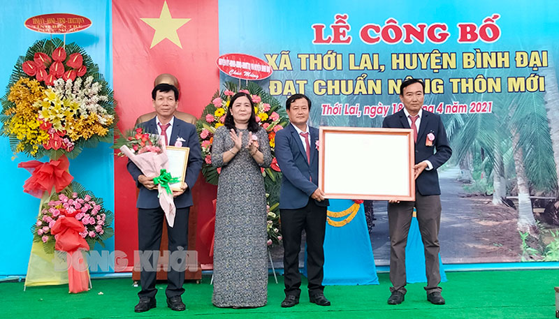 Phó bí thư Thường trực Tỉnh ủy Hồ Thị Hoàng Yến trao bằng công nhận đạt chuẩn xã nông thôn mới cho lãnh đạo xã Thới Lai.