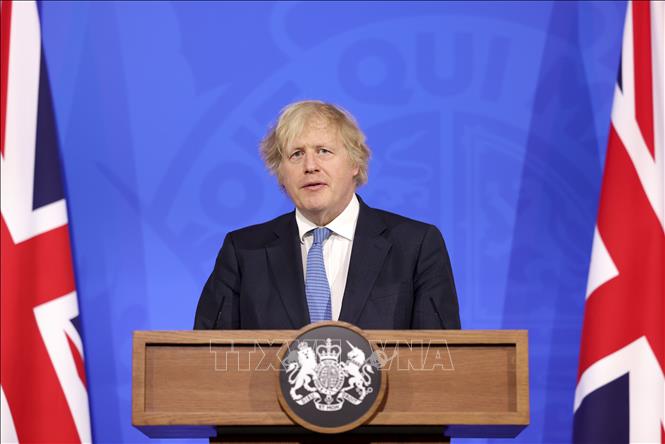 Thủ tướng Anh Boris Johnson phát biểu tại cuộc họp báo ở London ngày 5-4-2021. Ảnh: THX/TTXVN