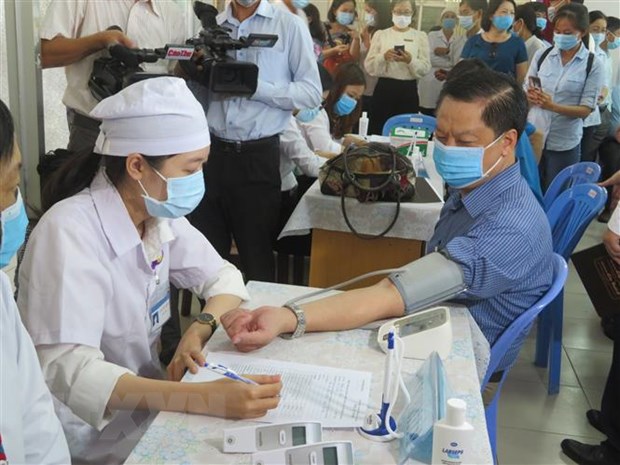 Không ghi nhận ca mắc mới COVID-19, gần 81.000 người được tiêm vaccine Đo huyết áp, sàng lọc trước tiêm vaccine tại Cần Thơ. Ảnh: Ánh Tuyết/TTXVN