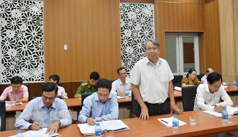 Tập trung công tác thông tin tuyên truyền về bầu cử Trưởng ban Tuyên giáo Tỉnh ủy Cao Văn Dũng phát biểu trong buổi kiểm tra tại Ủy ban Bầu cử TP. Bến Tre.