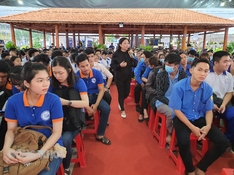Học sinh, sinh viên giao lưu với chuyên gia Nguyễn Phi Vân tại Đường sách xứ Dừa Chuyên gia Nguyễn Phi Vân giao lưu với học sinh - sinh viên Bến Tre.