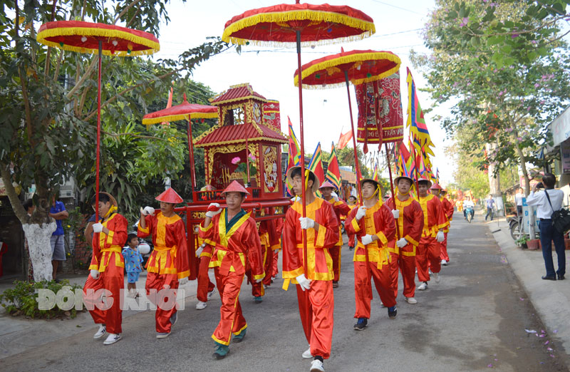 Giáo dục về cội nguồn của dân tộc Diễu hành tại lễ Giỗ Tổ Hùng Vương xã Phú Thuận (Bình Đại).