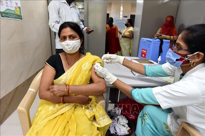 Thế giới vượt 144 triệu ca bệnh, Ấn Độ có ca mắc và tử vong mới cao kỷ lục Tiêm vaccine ngừa COVID-19 cho người dân tại bang Uttar Pradesh, Ấn Độ, ngày 10-4-2021. Ảnh: THX/TTXVN