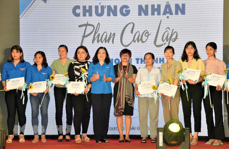 Bế mạc chuỗi hoạt động Đường sách xứ Dừa 2021 Phó bí thư Thường trực Tỉnh ủy Hồ Thị Hoàng Yến (thứ 5, từ trái sang) trao giấy chứng nhận cho các đại sứ đọc.