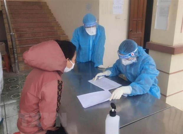 Việt Nam ghi nhận thêm 5 ca mắc mới, được cách ly sau khi nhập cảnh Khai báo y tế và lấy mẫu xét nghiệm cho người trở về từ nước ngoài. Ảnh: Thùy Dung/TTXVN