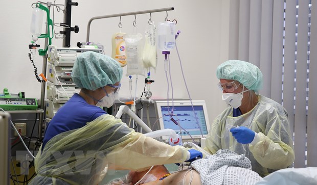 Quốc hội Đức thông qua luật phòng chống dịch bệnh mới Chăm sóc bệnh nhân COVID-19 tại Đức. (Ảnh: AFP/TTXVN)