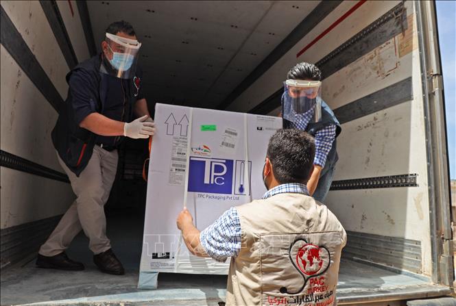Vận chuyển lô vaccine đầu tiên từ chương trình COVAX tại cửa khẩu Bab al-Hawa ở biên giới Syria - Thổ Nhĩ Kỳ, ngày 21-4-2021. Ảnh: AFP/TTXVN
