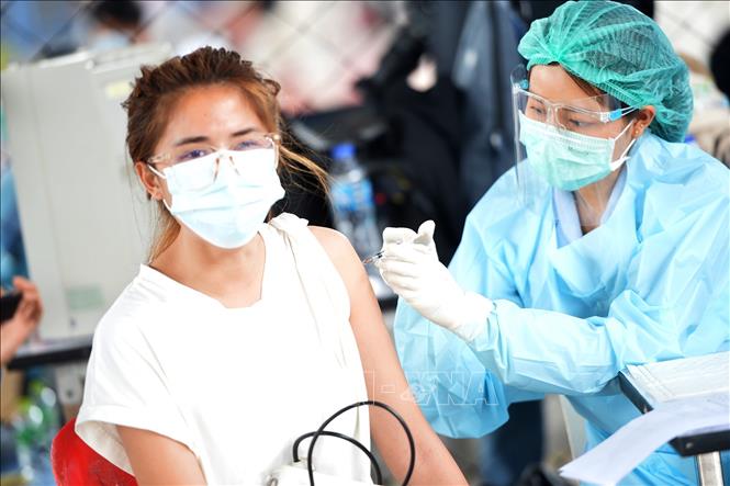 Nhân viên y tế tiêm vaccine ngừa COVID-19 cho người dân tại Bangkok, Thái Lan, ngày 7-4-2021. Ảnh: THX/ TTXVN