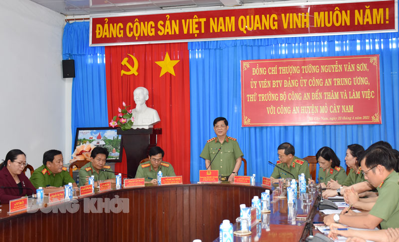 Thứ trưởng Nguyễn Văn Sơn phát biểu chỉ đạo tại buổi làm việc. Ảnh: M. Tú