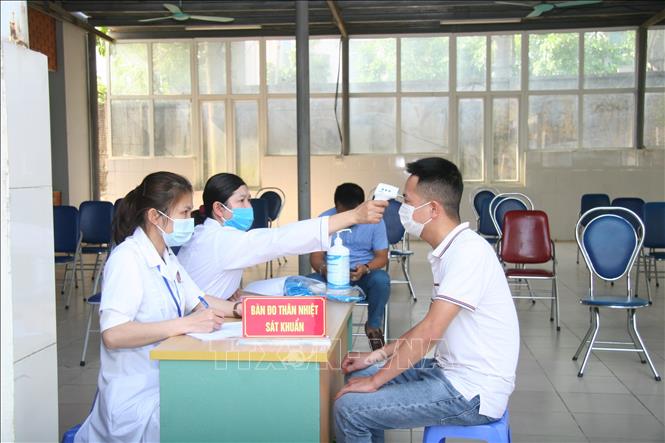 Chiều 22-4-2021, Việt Nam ghi nhận thêm 4 ca mắc mới COVID-19, đều được cách ly khi nhập cảnh Đảm bảo thực hiện quy định phòng dịch COVID-19 tại các điểm tiêm vaccine. Ảnh: TTXVN