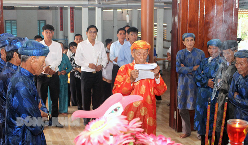­Đại biểu thắp nhang tưởng niệm công đức Vua Hùng.